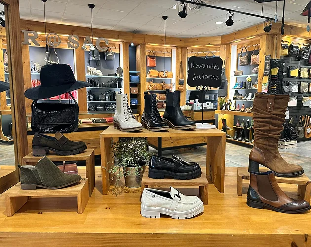 Vitrine magasin avec chaussures et sacs automne.