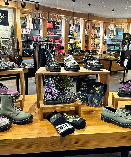 Boutique avec chaussures et accessoires en exposition.