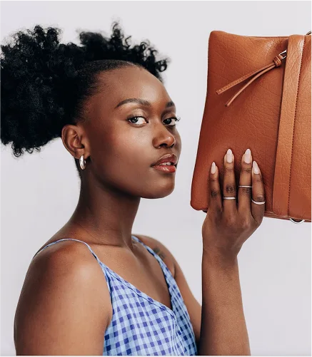 Femme avec sac à main en cuir marron