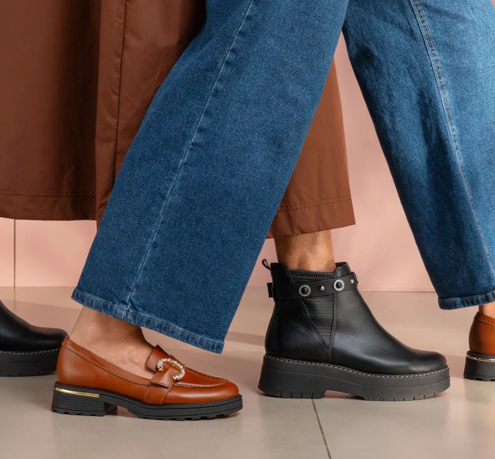 Chaussures en cuir marron et bottines noires.