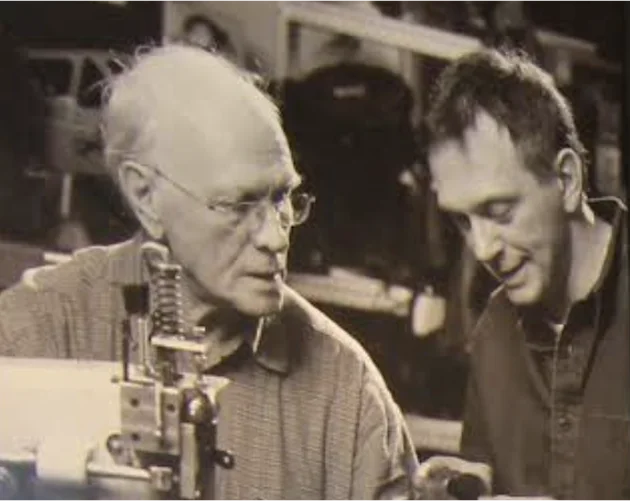 Deux hommes travaillant dans un atelier.