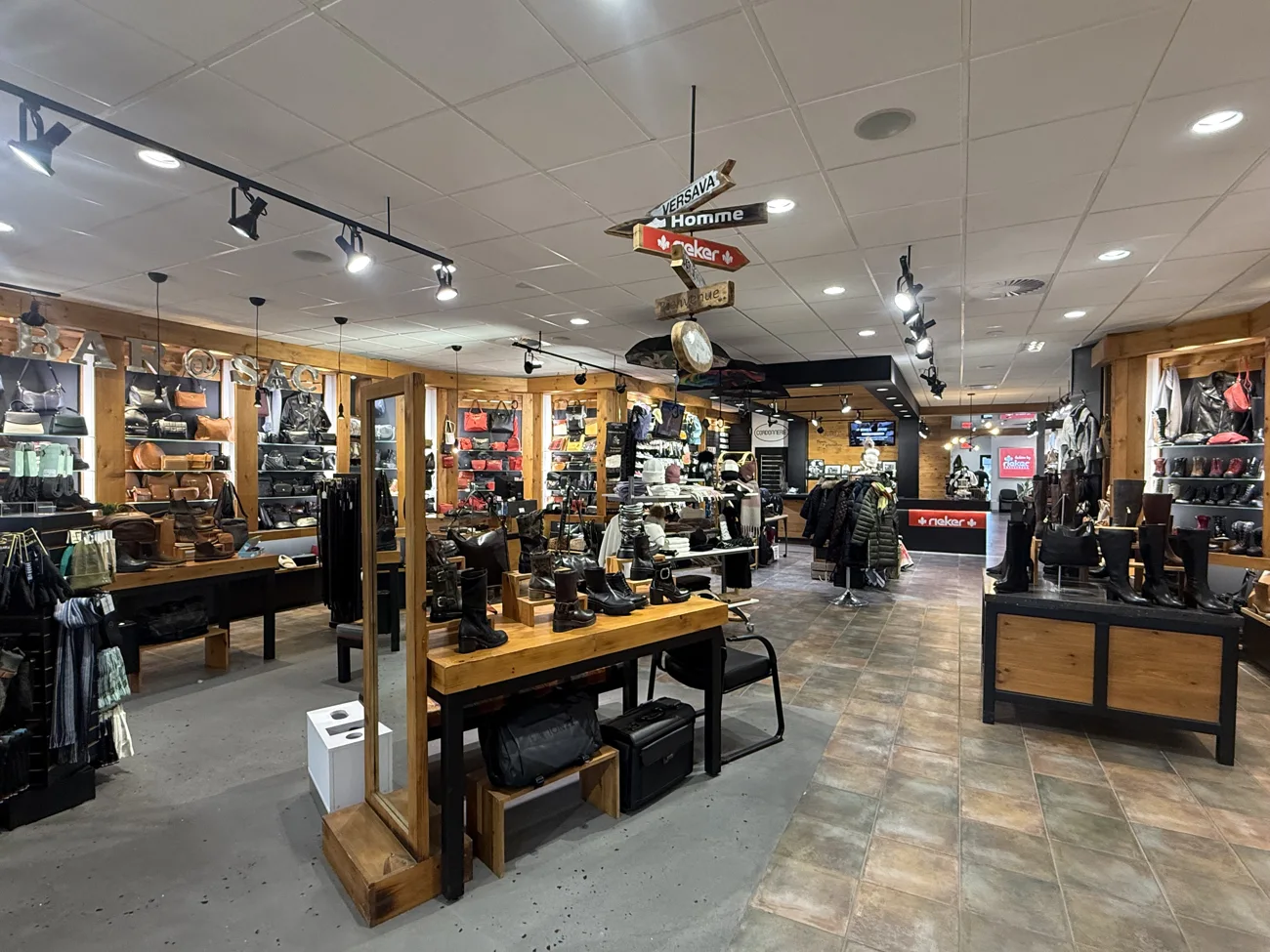 Intérieur d'un magasin de sacs et chaussures.