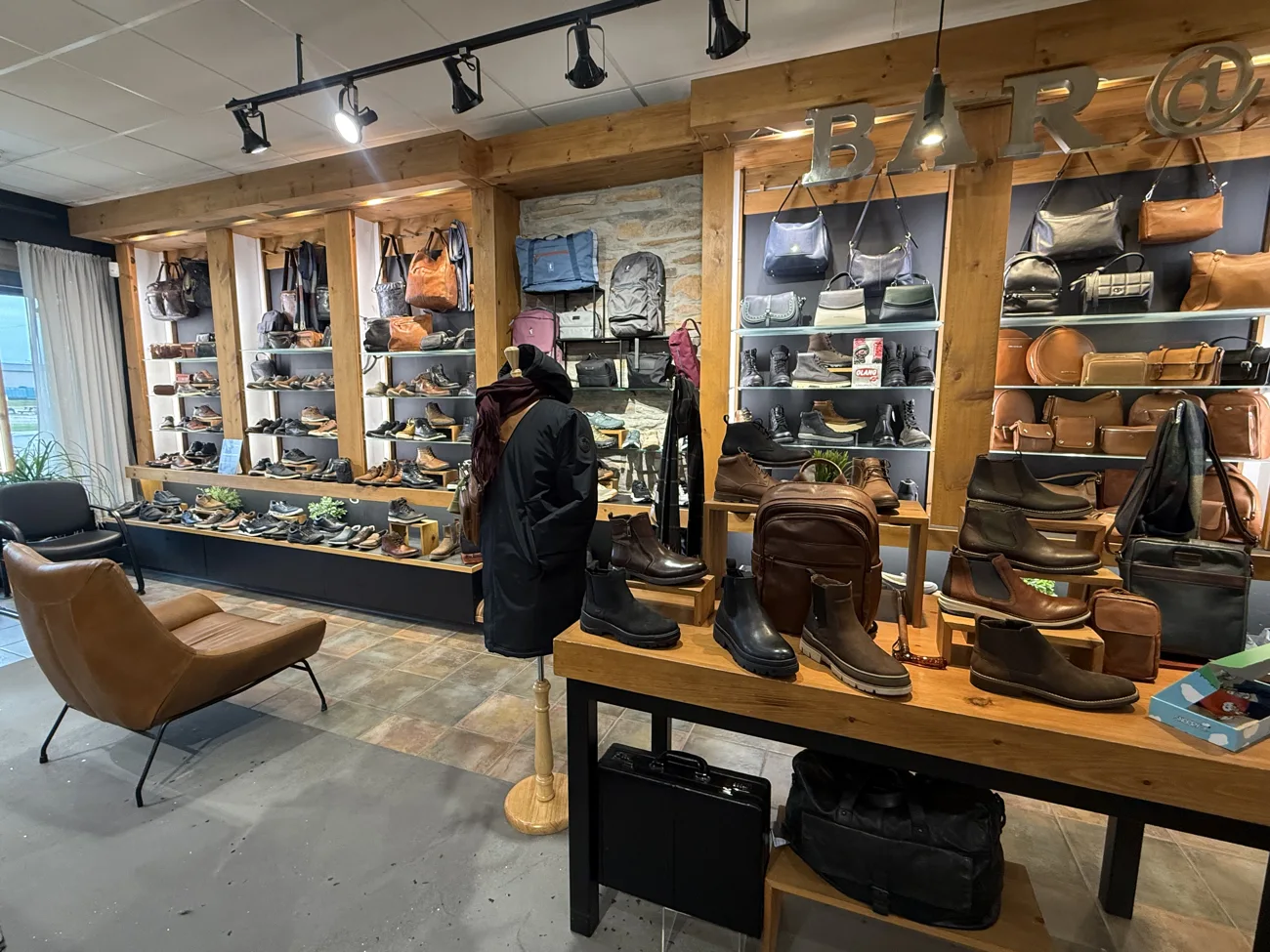 Magasin de chaussures et sacs en cuir élégants.